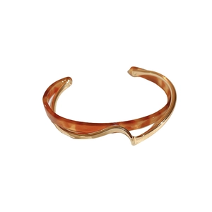 Minimalist double-layer open bangle with wavy gold metal and amber resin pattern