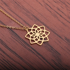 Collier avec pendentif lotus doré en acier inoxydable et design géométrique ajouré