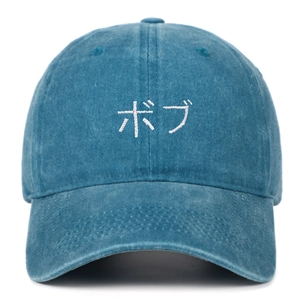 Détail de la broderie japonaise sur une casquette de baseball vintage bleu lac
