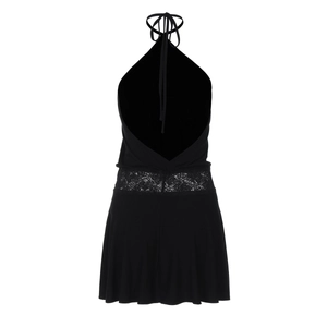 Détail de la robe courte dos nu avec dentelle à la taille et col licou en noir