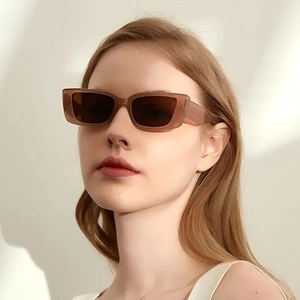 Retro square sunglasses with jelly tea brown frame and dark brown lenses on model