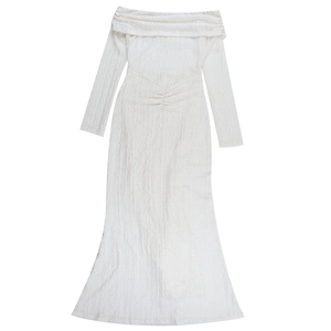 Détail d'une robe de soirée blanche à épaules dénudées avec tissu plissé texturé