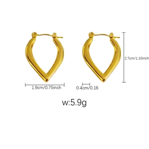 Détail des boucles d'oreilles en acier plaqué or 18 carats avec dimensions et poids précis