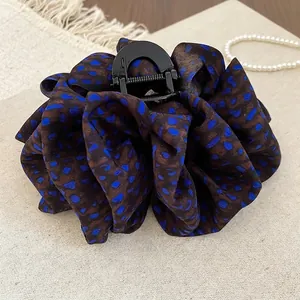Pince à cheveux élégante à motif léopard avec tissu satiné sur fond de toile de jute