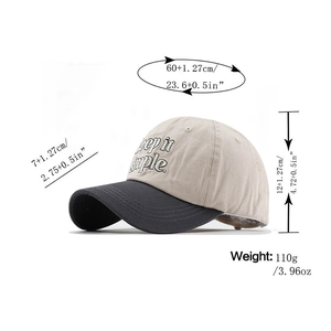 Dettaglio del cappellino in cotone bicolore con ricamo keep it simple e misure specificate
