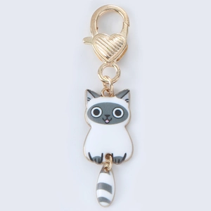 Detail of Siamese cat keychain with heart-shaped clasp and movable tail pendant