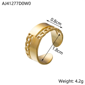 Detail of hollow chain ring in gold stainless steel with adjustable opening and dimensions