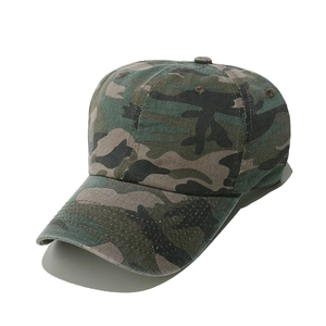 Détail de casquette de baseball camouflage jungle avec visière courbée et six panneaux