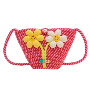 Kinder-Strohtasche zum Umhängen mit rosa Streifen und lächelnden Blumenanhängern