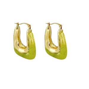 Orecchini a forma di U in metallo dorato e resina verde dal design geometrico retrò