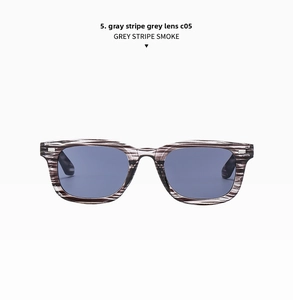 Détail des lunettes de soleil carrées C05 gris rayé avec verres fumés foncés