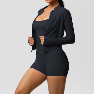 Detailansicht des schwarzen 3-teiligen Damen-Sportsets mit Jacke, Camisole und Shorts
