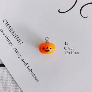 Vue macro d'un pendentif citrouille d'Halloween en résine 12x12mm pour bijoux DIY