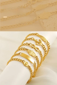 Dettaglio del set di bracciali in acciaio inossidabile dorato con ciondolo infinito