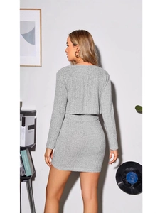 Ensemble maternité gris en tricot avec haut manches longues et jupe, vue de dos