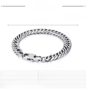 Vue détaillée du bracelet gourmette pour homme en acier avec specs de 210mm x 10mm