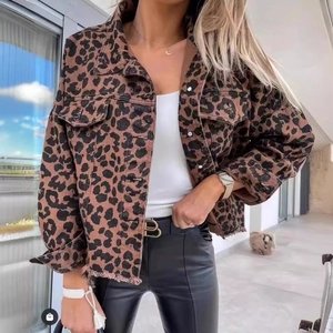 Giacca di jeans leopardata da donna con bordi sfrangiati e bottoni con effetto marmo