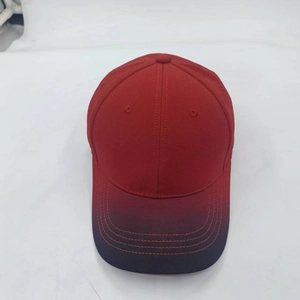 Vue de dessus d'une casquette de baseball dégradé rouge et violet à bord incurvé