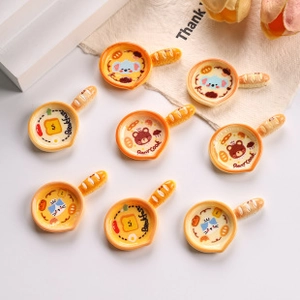 Miniature resin frying pans with cute animal motifs for DIY crafts and phone case decor