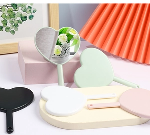 Mini herzförmige Handspiegel in den Farben Minzgrün, Weiß, Rosa und Schwarz aus Kunststoff