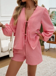 Dettaglio del set relax a righe rosse con top a maniche lunghe con scollo a V e shorts