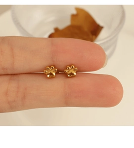 Gros plan de boucles d'oreilles patte de chat plaquées or 18 carats pour référence de taille