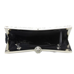 Draufsicht der offenen schwarzen Abendtasche mit Silberrahmen und Metallkette