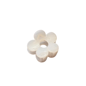Pince à cheveux fleur 5cm en résine blanc nacré élégante avec finition texturée