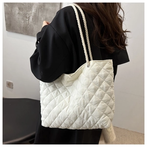 Dettaglio borsa tote in nylon trapuntato bianco con spalline in corda spessa e occhielli