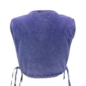 Vue arrière d'un débardeur court en jean violet avec des lacets réglables sur les côtés