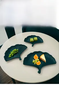 Drie diepgroene ginkgoblad dienbladen met nerven voor dessert- en fruitdecoratie