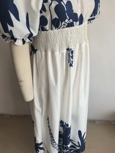 Détail de la taille élastique haute et manches bouffantes sur robe fleurie blanc bleu