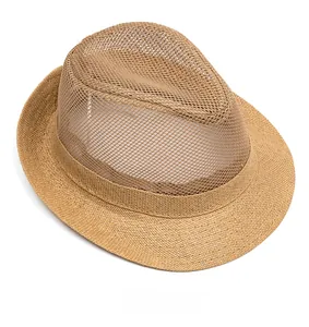 Vue détaillée du tissage en maille respirante et du ruban décoratif sur le chapeau d'été