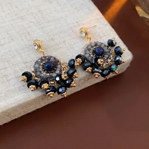 Orecchini vintage dorati con pietre blu e nappine di perline nere in stile bohémien