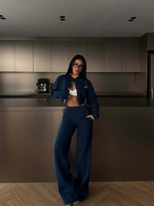 Ensemble deux pièces veste courte bleu marine et pantalon large à taille haute