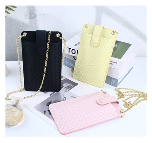 Trois mini sacs à bandoulière tissés pour téléphone en noir, jaune et rose pâle