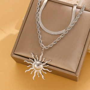 Detailansicht der zweilagigen Sonnenanhänger-Halskette mit Schlangen- und Kordelkette
