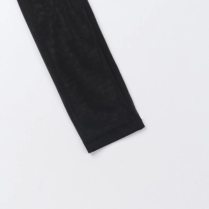 Nahaufnahme des schwarzen Netzstoffs mit feinen, transparenten Mesh-Panel-Details