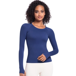 Dettaglio della maglia sportiva blu navy a maniche lunghe con fori per i pollici