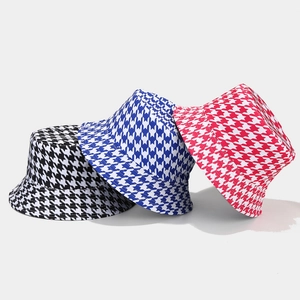 Cappelli alla pescatora reversibili con motivo pied de poule in nero, blu e rosso per il sole