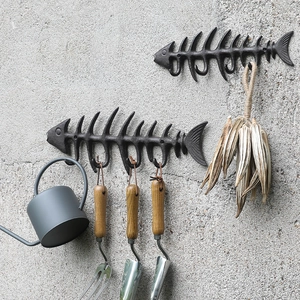 Ganci a muro in ghisa a forma di lisca di pesce per decorazioni giardino e attrezzi
