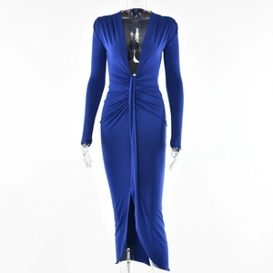 Détail d'une robe bleue à manches longues avec décolleté en V, fronces et fente frontale
