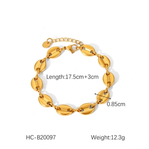 Detailed view of 18K gold-plated pig nose chain bracelet with dimensions 17.5cm and 0.85cm