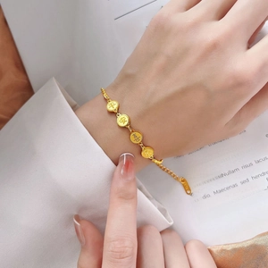 Edelstahl-Armband mit 18K Goldbeschichtung und chinesischen Pingan Xile Glücksbringern
