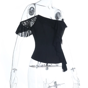 Détail des volants superposés et de l'encolure dénudée sur ce crop top noir élégant