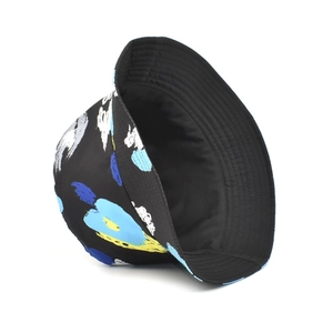 Dettaglio del cappello alla pescatora reversibile con stampa graffiti su tessuto nero