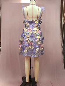 Détail de la broderie florale 3D et des bretelles en tulle violet au dos de la mini robe