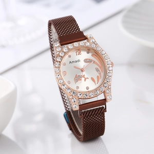 Detail der roségoldenen Strass-Lünette und braunes Mesh-Armband mit Delfin-Zifferblatt