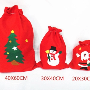 Tre sacchetti regalo di Natale in feltro rosso con motivi Babbo Natale e pupazzo di neve