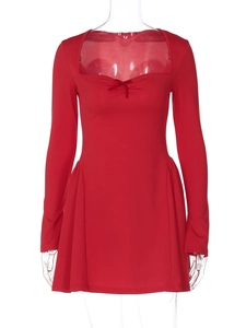 Détail de la robe rouge ajustée avec encolure carrée et décoration de nœud papillon
